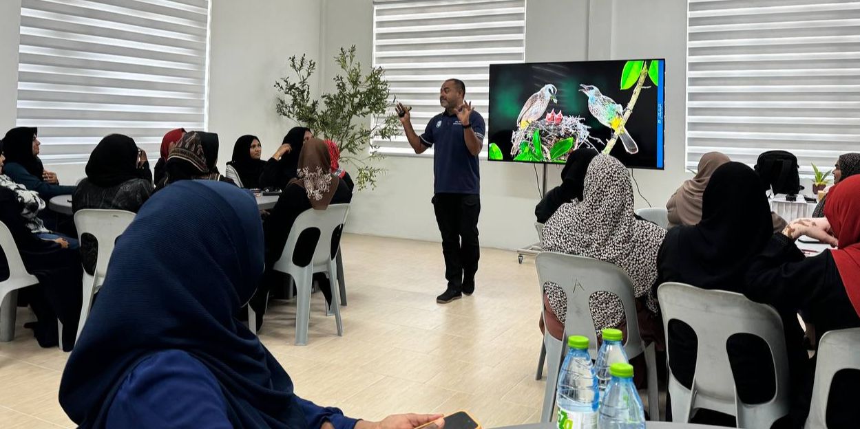 ފުލުހުންގެ ފަރާތުން ދ އަތޮޅު މަދަރުސާގެ ބެލެނިވެރިންނަށް ބެލެނިވެރިކަމުގެ ހުނަރުތަކާގުޅޭ މައުލޫމާތު ދިނުމުގެ ޝެޝަނެއް ކުރިއަށް ގެންގޮސްފި